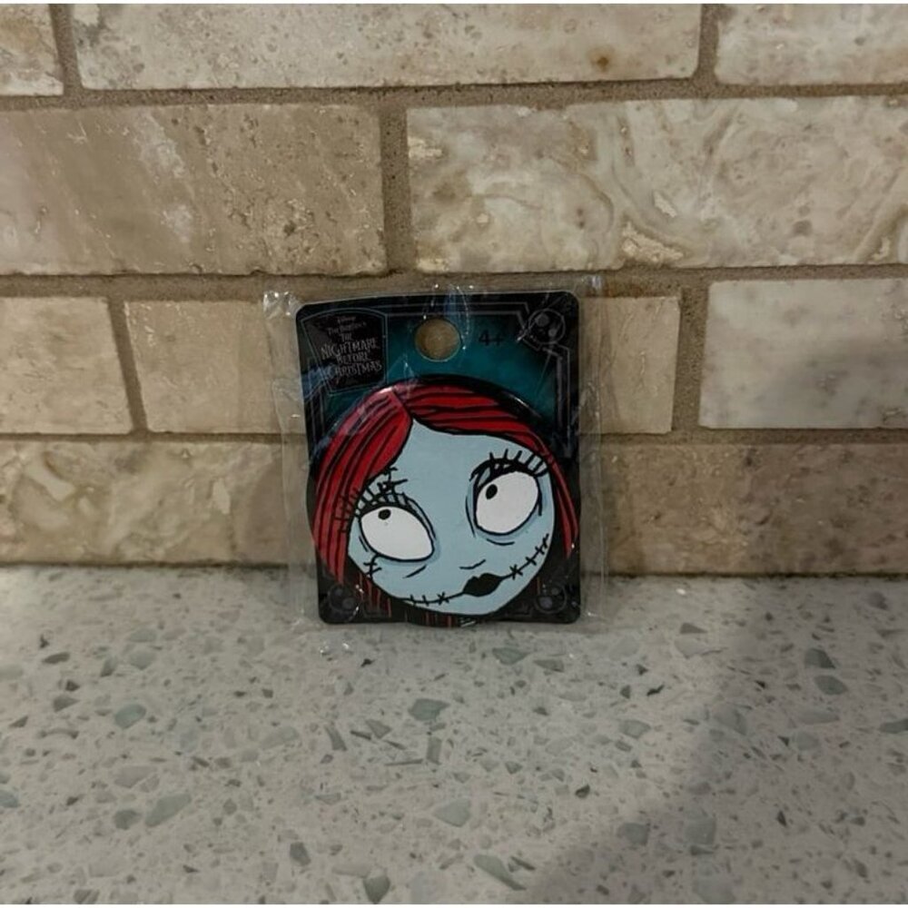 Nightmare Before‎ Christmas - Sally Button Pin nip